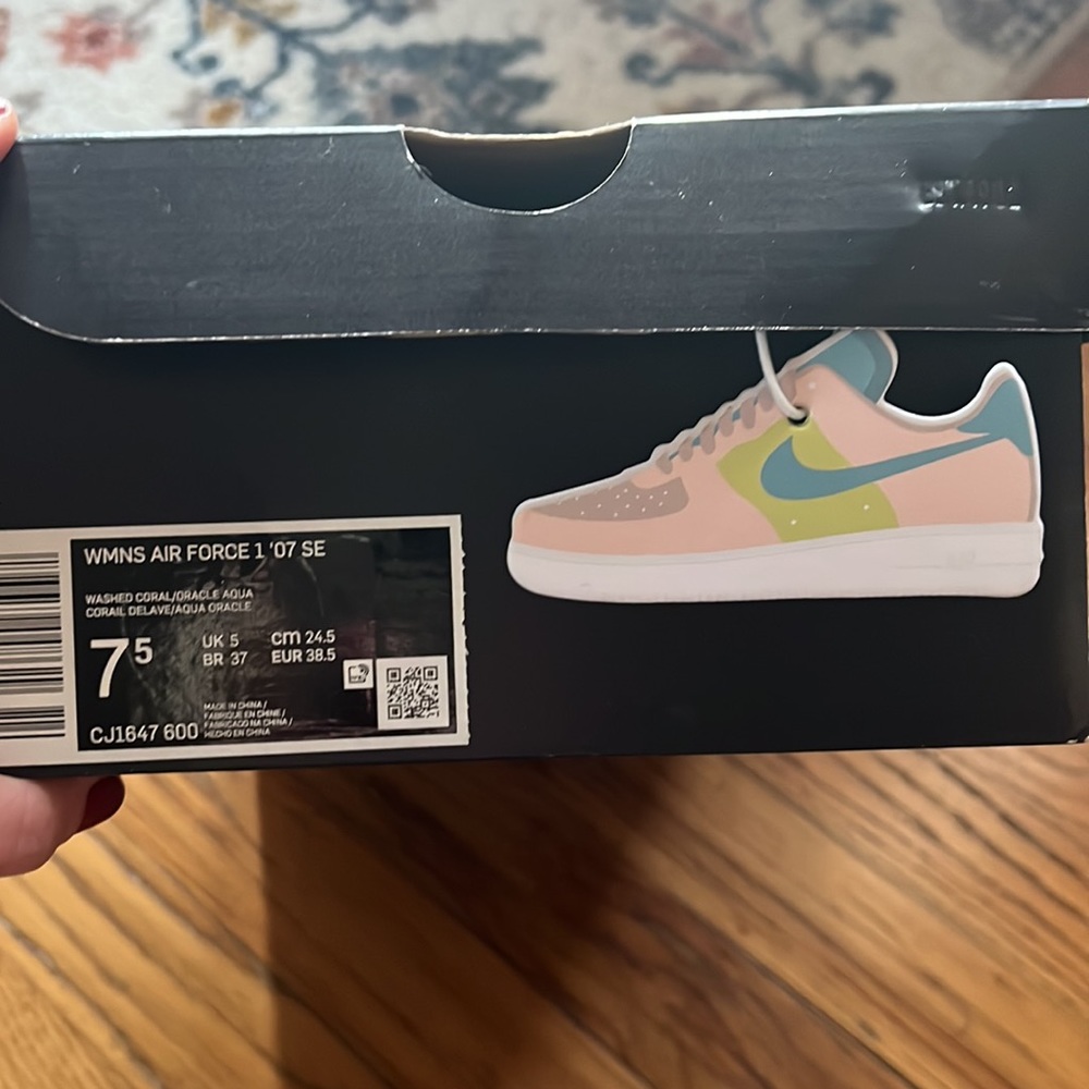 Very different Womens Nike Air Force 1 ‘07 SE - Picture 13 of 13
